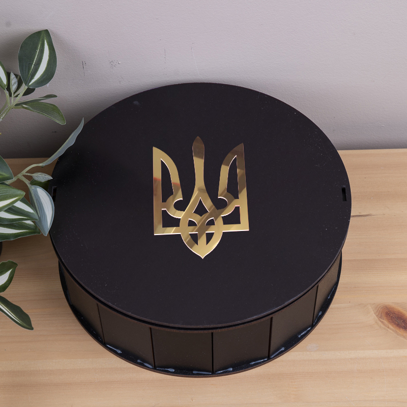 Коробка круглая 24 см черная "тризуб" с золотом